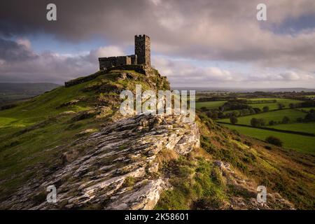 Brentor; Dartmoor National Park, Devon, Regno Unito. 6th Ott 2022. UK Weather: Rampicanti, cieli autunnali sopra la chiesa di St Michael de Rupe e Brent Tor questa sera, con il tempo variabile, porta sole e docce verso il fine settimana. Credit: Celia McMahon/Alamy Live News Foto Stock