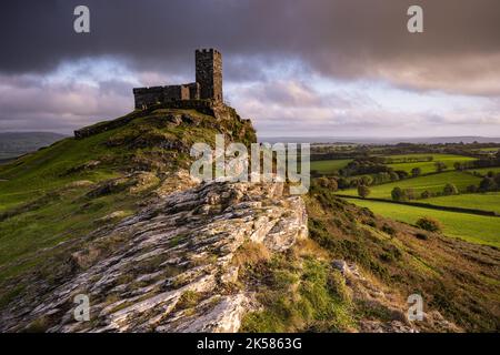 Brentor; Dartmoor National Park, Devon, Regno Unito. 6th Ott 2022. UK Weather: Rampicanti, cieli autunnali sopra la chiesa di St Michael de Rupe e Brent Tor questa sera, con il tempo variabile, porta sole e docce verso il fine settimana. Credit: Celia McMahon/Alamy Live News Foto Stock