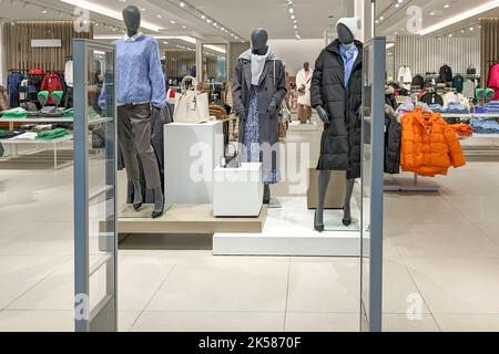 Moderno marchio di moda interno del negozio di abbigliamento all'interno di Centro shopping Foto Stock