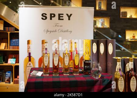 Esposizione e degustazione di whisky di malto singolo Spey presso lo Scotch Whisky Experience Shop, Edimburgo, Scozia, Regno Unito Foto Stock