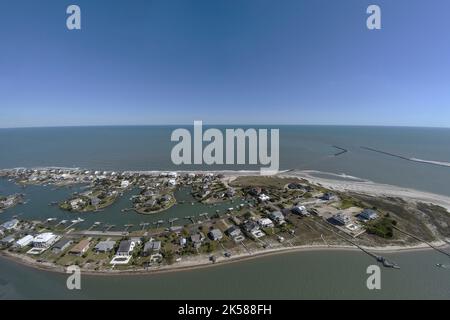 Murrells Inlet, Stati Uniti. 01 ottobre 2022. Veduta aerea di uno sviluppo residenziale su un'isola di mare allagata dall'uragano Ian di categoria 1, 1 ottobre 2022 a Murrells Inlet, Carolina del Sud. L'ondata di tempeste dell'uragano Ian ha colpito la regione del Grand Strand con alti surfisti e venti. Foto Stock
