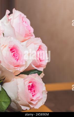 O'hara rosa bianco rosa. Un bouquet di rose rosa. Regalo per San Valentino. Ramo rosa su sfondo sfocato. Vacanza, biglietto di auguri. Spazio copia Foto Stock