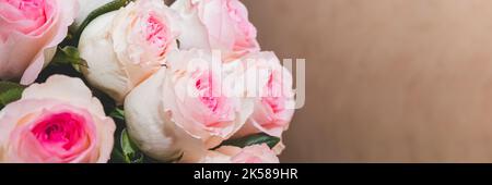 O'hara rosa bianco rosa. Un bouquet di rose rosa. Regalo per San Valentino. Ramo rosa su sfondo sfocato. Vacanza, biglietto di auguri. Spazio copia Foto Stock