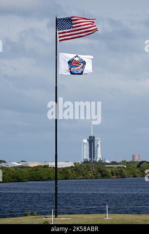 Cape Canaveral, Florida, Stati Uniti. 4th Ott 2022. La bandiera americana e una bandiera che porta la patch per la missione SpaceX Crew-5 della NASA sono viste al Press Site e al Kennedy Space Center della NASA, martedì 4 ottobre 2022, in Florida. La missione SpaceX Crew-5 della NASA è la quinta missione di rotazione dell'equipaggio della navicella spaziale SpaceX Crew Dragon e del razzo Falcon 9 verso l'International Space Station come parte del Commercial Crew Program dell'agenzia. Gli astronauti della NASA Nicole Mann e Josh Cassada, l'astronauta giapponese dell'Agenzia per l'esplorazione aerospaziale (JAXA) Koichi Wakata e il cosmonauta di Roscosmos Anna Kikina sono in programma per il lancio Foto Stock