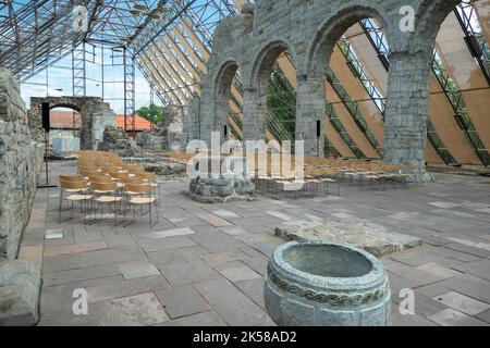Storica rovina della cattedrale di Hamar, protetta da un deposito di vetro Foto Stock