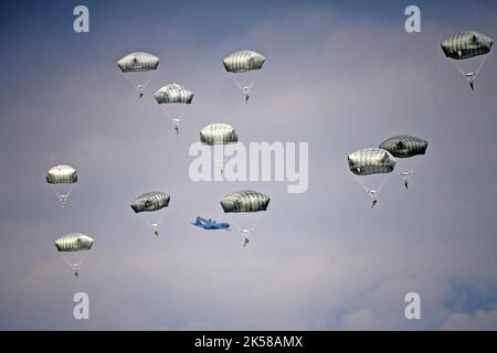 Pordenone, Italia. 05th Ott 2022. I paracadutisti dell'esercito statunitense con il battaglione 2nd, il reggimento della fanteria 503rd, la Brigata 173rd Airborne, effettuano operazioni aeree dopo l'uscita da un aereo dell'aeronautica statunitense C-130 Hercules alla Juliet Drop zone, 5 ottobre 2022 a Pordenone, Italia. Credit: Davide dalla Massara/USA Army Photo/Alamy Live News Foto Stock