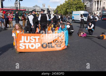 Londra UK 6th.Oct,2022.Just fermare i manifestanti di petrolio bloccare le strade intorno a Trafalgar Square e squadre di polizia specializzate per rimuoverli Foto Stock