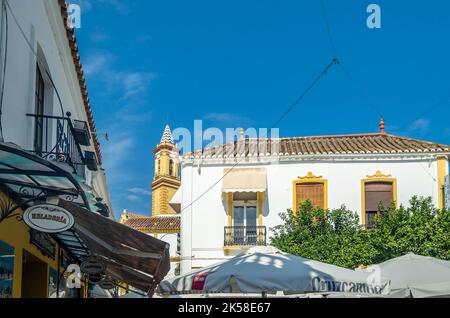 ESTEPONA, SPAGNA - 12 OTTOBRE 2021: Stradine strette nel centro di Estepona, tipica cittadina andalusa, con case bianche adornate da fiori colorati Foto Stock