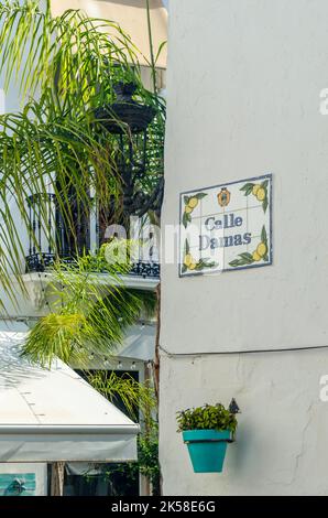 ESTEPONA, SPAGNA - 12 OTTOBRE 2021: Stradine strette nel centro di Estepona, tipica cittadina andalusa, con case bianche adornate da fiori colorati Foto Stock