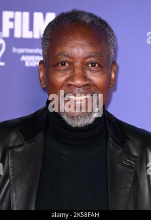 Ottobre 6th, 2022. Londra, Regno Unito. Joseph Mydell arriva al BFI London Film Festival Premiere The Eternal Daughter, Royal Festival Hall. Credit: Doug Peters/EMPICS/Alamy Live News Foto Stock