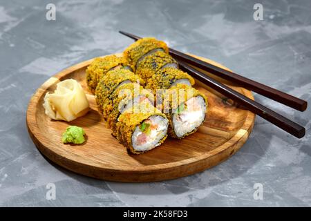 Tempura Maki Sushi Deep Fried Sushi Roll servito su tavola di legno Foto Stock