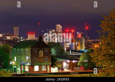 Leeds City Centre di notte con gru a torre su vari sviluppi. L'Altus House è attualmente l'edificio più alto dello Yorkshire e di Leeds Foto Stock