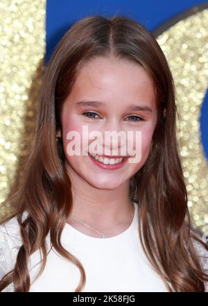 Alisha Weir partecipa alla prima mondiale "Matilda The Musical" di Roald Dahl al Royal Festival Hall di Londra, Inghilterra. Foto Stock