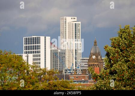 Il Municipio di Leeds con la Altus House, l'edificio più alto dello Yorkshire, situato nel centro della città, nel quartiere Arena Foto Stock