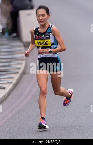 Reia Iwade Racing nel TCS London Marathon 2022 Elite Women Race a Tower Hill, City of London, UK. Atleta giapponese Foto Stock