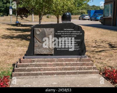 Battle of Britain Memorial nel giardino commemorativo delle forze aeree alleate fuori dal museo commemorativo Spitfire & Hurricane, Ramsgate, Kent, Regno Unito. Foto Stock