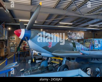 Un 1944 Supermarine Spitfire Mk. XVIe (LF) TB752 in mostra al Spitfire and Hurricane Memorial Museum, Ramsgate, Kent, Regno Unito. Foto Stock