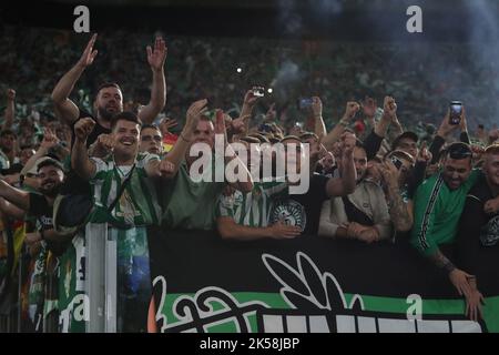 Roma, Italia. 07th Ott 2022. ROMA, Italia - 06.10.2022: I giocatori di Betsi celebrano la vittoria al termine della partita di gruppo C della UEFA Europe League tra AS Roma e Real Betis Siviglia allo Stadio Olimpico del 10 ottobre 2022 a Roma. Credit: Independent Photo Agency/Alamy Live News Foto Stock