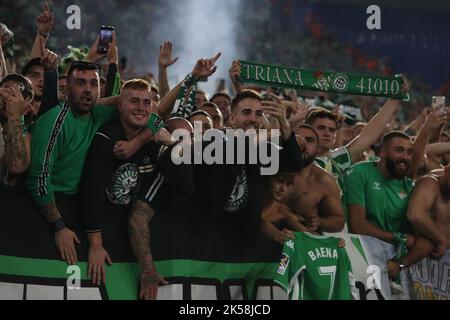 Roma, Italia. 07th Ott 2022. ROMA, Italia - 06.10.2022: I giocatori di Betsi celebrano la vittoria al termine della partita di gruppo C della UEFA Europe League tra AS Roma e Real Betis Siviglia allo Stadio Olimpico del 10 ottobre 2022 a Roma. Credit: Independent Photo Agency/Alamy Live News Foto Stock