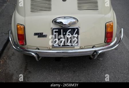Auto Fiat 500 Cinquecento classica parcheggiata a Firenze Foto Stock