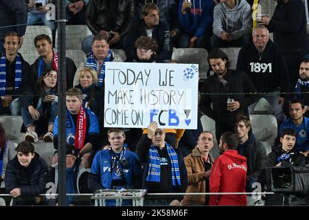 BRUGES - tifosi del Club Brugge durante la partita di UEFA Champions League di Gruppo B tra il Club Brugge e l'Atletico Madrid, presso lo Stadio Jan Breydel, il 4 ottobre 2022 a Bruges, Belgio. ANP | altezza olandese | Gerrit van Keulen Foto Stock