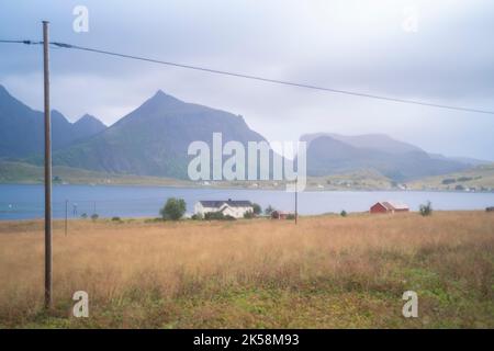 Vista panoramica di un villaggio nei fiordi delle isole Lofoten, Norvegia in una giornata nuvolosa Foto Stock