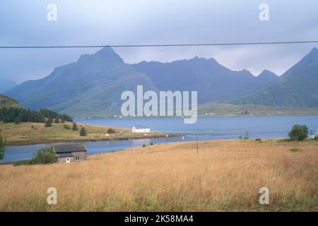 Vista panoramica di un villaggio nei fiordi delle isole Lofoten, Norvegia in una giornata nuvolosa Foto Stock