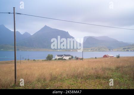 Vista panoramica di un villaggio nei fiordi delle isole Lofoten, Norvegia in una giornata nuvolosa Foto Stock