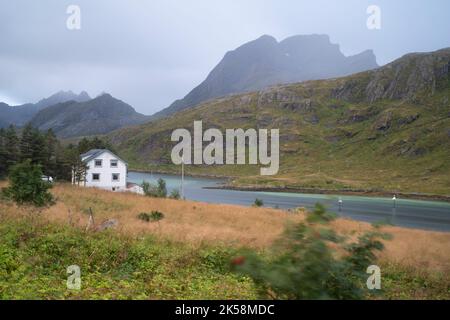 Vista panoramica di un villaggio nei fiordi delle isole Lofoten, Norvegia in una giornata nuvolosa Foto Stock