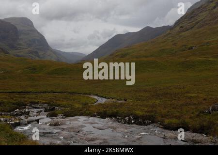 Il fiume Coe che corre lungo Glen Coe, Highland Region, Scotland, UK Foto Stock