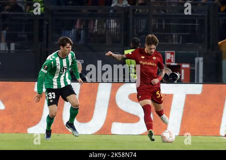 Roma, Italia. 06th Ott 2022. Roma, Italia, 6 ottobre 2022. Nicola Zalewski, a destra, di AS Roma, è sfidato da Juan Miranda, di Real Betis, durante la partita di calcio Europa League Group C tra Roma e Real Betis allo stadio olimpico. Credit: Riccardo De Luca - Update Images/Alamy Live News Foto Stock