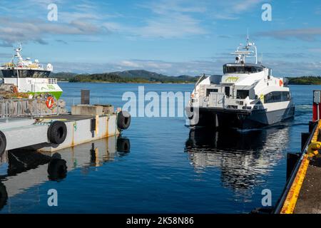 Traghetto al molo nel porto di Namsos, Norvegia Foto Stock