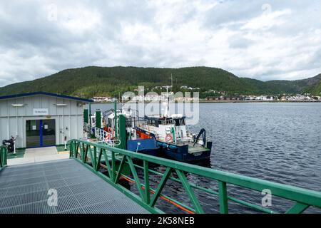 Traghetto al molo nel porto di Namsos, Norvegia Foto Stock