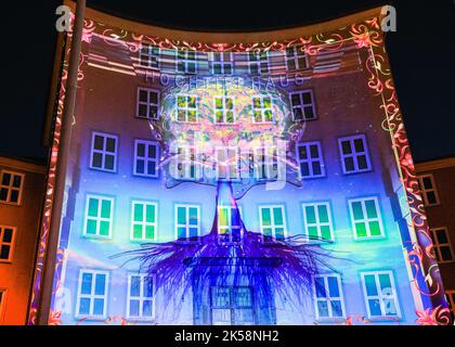 Essen, NRW, Germania. 06th Ott 2022. Ukir, 3-D Video Mapping proiezione da artista collettivo Grasshopper & Super Bonfire. L'annuale Essen Light Festival, un festival pubblico gratuito di installazioni interattive di luci in tutto il centro della città in 14 luoghi, ritorna ad Essen, con installazioni illuminate ogni sera fino al 9th ottobre. Credit: Imageplotter/Alamy Live News Foto Stock