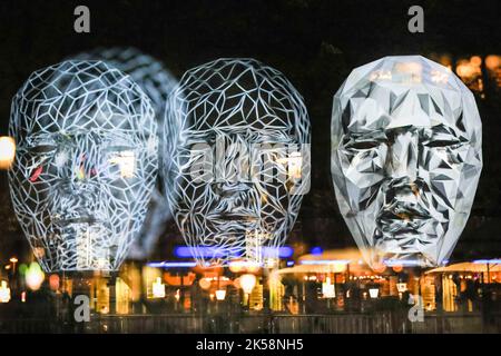 Essen, NRW, Germania. 06th Ott 2022. 'Facelessmen', una proiezione e installazione dell'artista rumeno Radu Ignat, esposizione multipla in camera. L'annuale Essen Light Festival, un festival pubblico gratuito di installazioni interattive di luci in tutto il centro della città in 14 luoghi, ritorna ad Essen, con installazioni illuminate ogni sera fino al 9th ottobre. Credit: Imageplotter/Alamy Live News Foto Stock