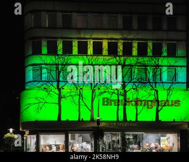 Essen, NRW, Germania. 06th Ott 2022. 'Thinking Eye', video mapping di Silvia Isach dalla Spagna, proiettato sulla facciata di un negozio di articoli per la casa. L'annuale Essen Light Festival, un festival pubblico gratuito di installazioni interattive di luci in tutto il centro della città in 14 luoghi, ritorna ad Essen, con installazioni illuminate ogni sera fino al 9th ottobre. Credit: Imageplotter/Alamy Live News Foto Stock