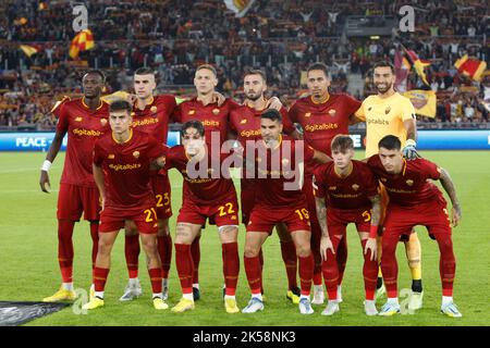 Roma, Italia. 06th Ott 2022. Roma, Italia, 6 ottobre 2022. I giocatori Rom si posano per le foto prima dell'inizio della partita di calcio Europa League Group C tra Roma e Real Betis allo stadio olimpico. Credit: Riccardo De Luca - Update Images/Alamy Live News Foto Stock