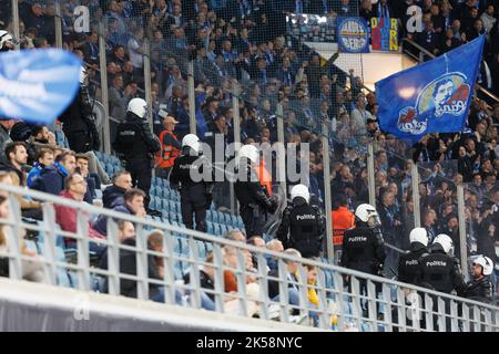 Gent (Belgio), 06/10/2022, i sostenitori e la polizia di Djurgardens sono stati raffigurati nel corso di una partita di calcio tra il belga KAA Gent e lo svedese Djurgardens IF, giovedì 06 ottobre 2022 a Gent, il terzo giorno del palcoscenico del gruppo della UEFA Europa Conference League. BELGA FOTO KURT DESPLENTER Foto Stock