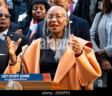 New York, Stati Uniti. 06th Ott 2022. Susan Taylor, ex redattore capo della rivista Essence, parla a una conferenza stampa per discutere una nuova iniziativa in materia di pubblica sicurezza e istruzione. Credit: SOPA Images Limited/Alamy Live News Foto Stock