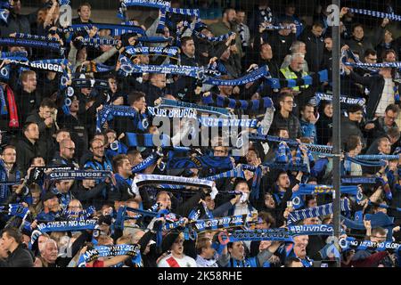 BRUGES - tifosi del Club Brugge durante la partita di UEFA Champions League di Gruppo B tra il Club Brugge e l'Atletico Madrid, presso lo Stadio Jan Breydel, il 4 ottobre 2022 a Bruges, Belgio. ANP | altezza olandese | Gerrit van Keulen Foto Stock