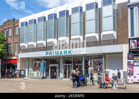 Ingresso al negozio di abbigliamento Primark, George Street, Luton, Bedfordshire, Inghilterra Regno Unito Foto Stock