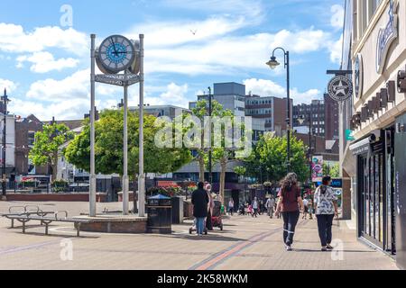 Orologio centenario torre, George Street, Luton, Bedfordshire, Inghilterra, Regno Unito Foto Stock