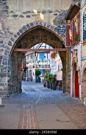 Tower Passage sulla Grand Rue Foto Stock