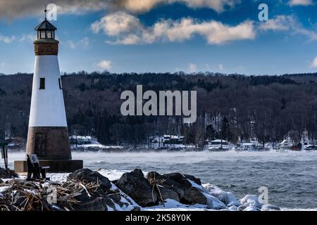 Foto invernale pomeridiana del faro di Myers Point a Myers Park a Lansing NY, contea di Tompkins. Il faro si trova sulla riva di Cayuga L. Foto Stock
