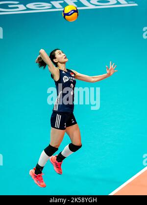 ROTTERDAM, PAESI BASSI - 6 OTTOBRE: Linyu Diao of China serve durante la partita di Pool e fase 2 tra Cina e Paesi Bassi il giorno 13 del Campionato Mondiale FIVB Volleyball Womens 2022 al Rotterdam Ahoy il 6 ottobre 2022 a Rotterdam, Paesi Bassi (Foto di Rene Nijhuis/Orange Pictures) Foto Stock