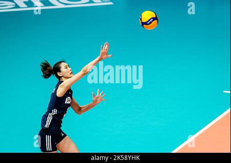 ROTTERDAM, PAESI BASSI - 6 OTTOBRE: Linyu Diao of China serve durante la partita di Pool e fase 2 tra Cina e Paesi Bassi il giorno 13 del Campionato Mondiale FIVB Volleyball Womens 2022 al Rotterdam Ahoy il 6 ottobre 2022 a Rotterdam, Paesi Bassi (Foto di Rene Nijhuis/Orange Pictures) Foto Stock