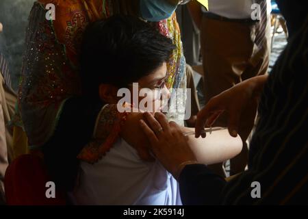 Peshawar, Pakistan. 06th Ott 2022. Uno studente riceve un vaccino contro la febbre tifoide durante una campagna di vaccinazione a Peshawar, presso la scuola modello di Peshawar via Warsak. Secondo il reparto sanitario, tutti i bambini di età compresa tra 9 mesi e 15 anni saranno vaccinati nella prima fase della campagna. (Foto di Hussain Ali/Pacific Press) Credit: Pacific Press Media Production Corp./Alamy Live News Foto Stock