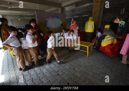 Peshawar, Pakistan. 06th Ott 2022. Uno studente riceve un vaccino contro la febbre tifoide durante una campagna di vaccinazione a Peshawar, presso la scuola modello di Peshawar via Warsak. Secondo il reparto sanitario, tutti i bambini di età compresa tra 9 mesi e 15 anni saranno vaccinati nella prima fase della campagna. (Foto di Hussain Ali/Pacific Press) Credit: Pacific Press Media Production Corp./Alamy Live News Foto Stock