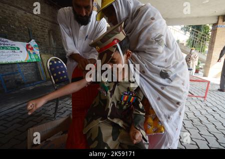 Peshawar, Pakistan. 06th Ott 2022. Uno studente riceve un vaccino contro la febbre tifoide durante una campagna di vaccinazione a Peshawar, presso la scuola modello di Peshawar via Warsak. Secondo il reparto sanitario, tutti i bambini di età compresa tra 9 mesi e 15 anni saranno vaccinati nella prima fase della campagna. (Foto di Hussain Ali/Pacific Press) Credit: Pacific Press Media Production Corp./Alamy Live News Foto Stock