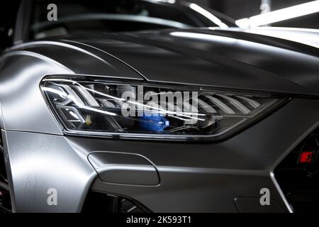 Il faro anteriore a LED su Un'Audi RS6 C8 Avant 2021 Satin Grey Foto Stock